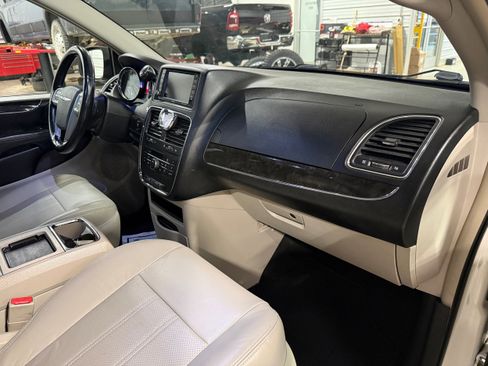Used 2013 Chrysler Town & Country Touring-L w/ Driver Convenience Group image 9