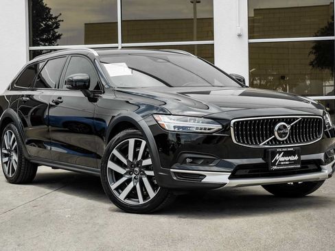 Used 2025 Volvo V90 B6 Cross Country Plus w/ Protection Package Premier AWD/4WD image 7
