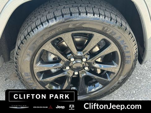 Certified 2019 Jeep Grand Cherokee Altitude AWD/4WD image 37