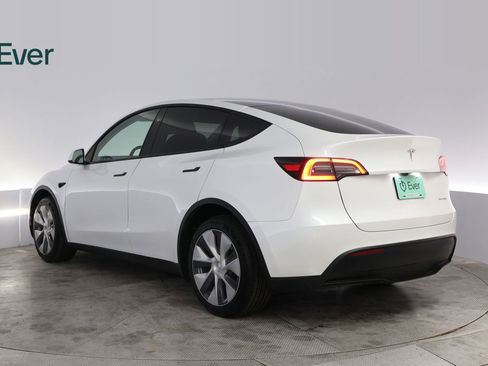 Used 2024 Tesla Model Y Long Range AWD/4WD image 17