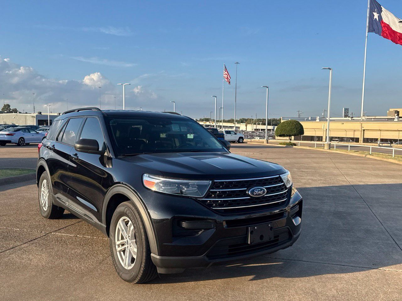 Used 2022 Ford Explorer XLT RWD image 3