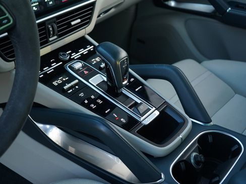 Used 2019 Porsche Cayenne Turbo image 24