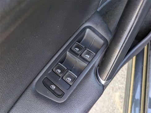 Used 2017 Volkswagen GTI SE image 12