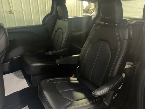 New 2026 Chrysler Pacifica Select image 8