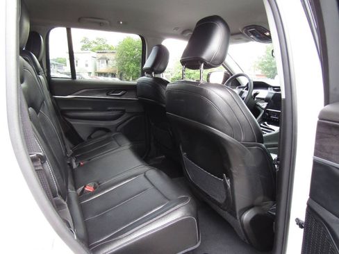 Used 2023 Jeep Grand Cherokee Limited w/ Black Appearance Package AWD/4WD image 24
