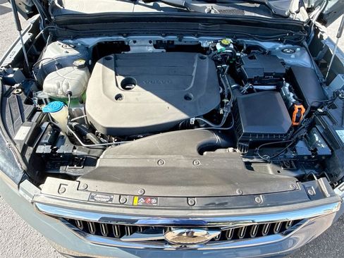 Used 2023 Volvo XC40 B4 Plus image 35