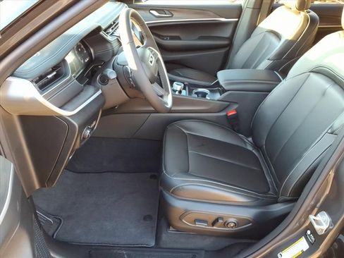 New 2025 Jeep Grand Cherokee Limited image 11