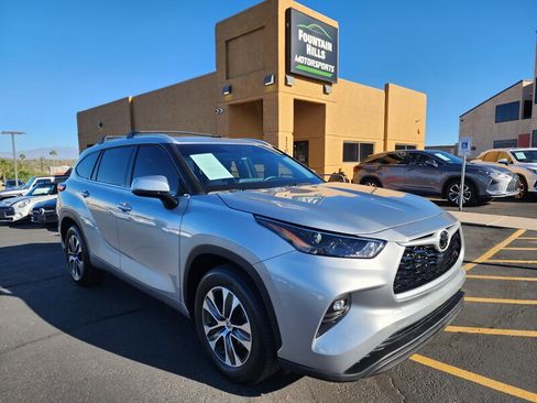 Used 2022 Toyota Highlander XLE image 1