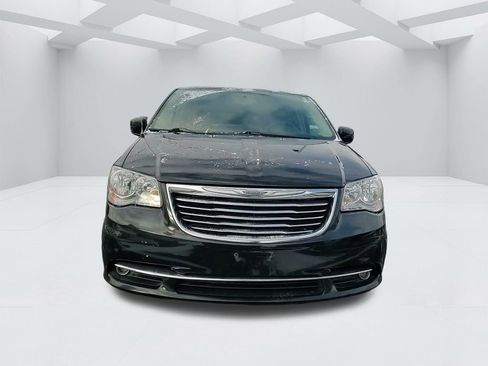 Used 2016 Chrysler Town & Country Touring w/ Driver Convenience Group image 2