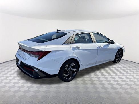 Used 2024 Hyundai Elantra SEL w/ Convenience Package image 5