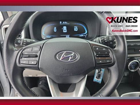 Used 2023 Hyundai Venue SEL image 20