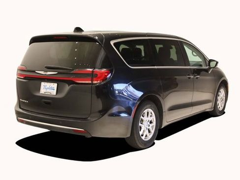 Used 2023 Chrysler Pacifica Touring-L image 6