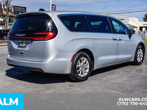 Used 2024 Chrysler Pacifica Touring-L image 7