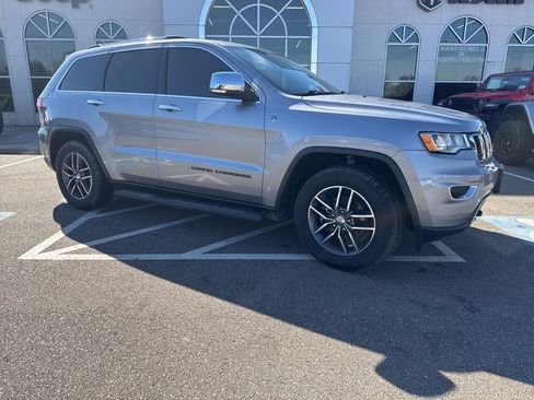 Used 2017 Jeep Grand Cherokee Limited image 2
