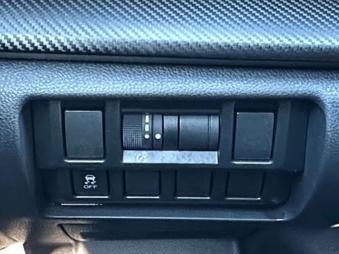 Used 2019 Subaru Crosstrek 2.0i image 18