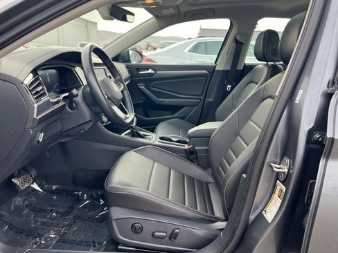 Used 2024 Volkswagen Jetta SE image 8
