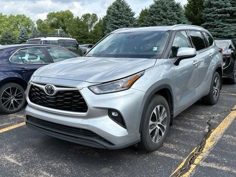 Used 2021 Toyota Highlander XLE AWD/4WD image 3