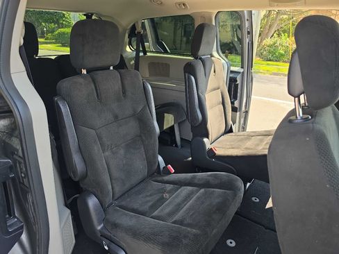 Used 2016 Dodge Grand Caravan SXT FWD image 15