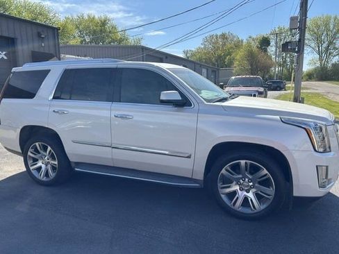 Used 2015 Cadillac Escalade Luxury AWD/4WD image 32