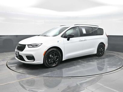 Used 2024 Chrysler Pacifica Premium