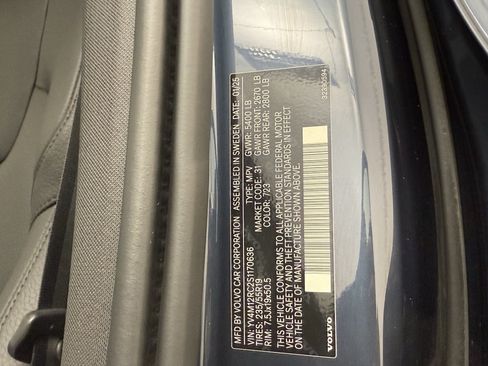 Certified 2025 Volvo XC60 B5 Plus AWD/4WD image 29