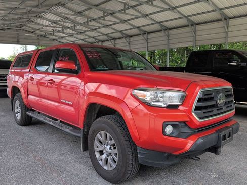 Used 2018 Toyota Tacoma SR5 AWD/4WD image 2