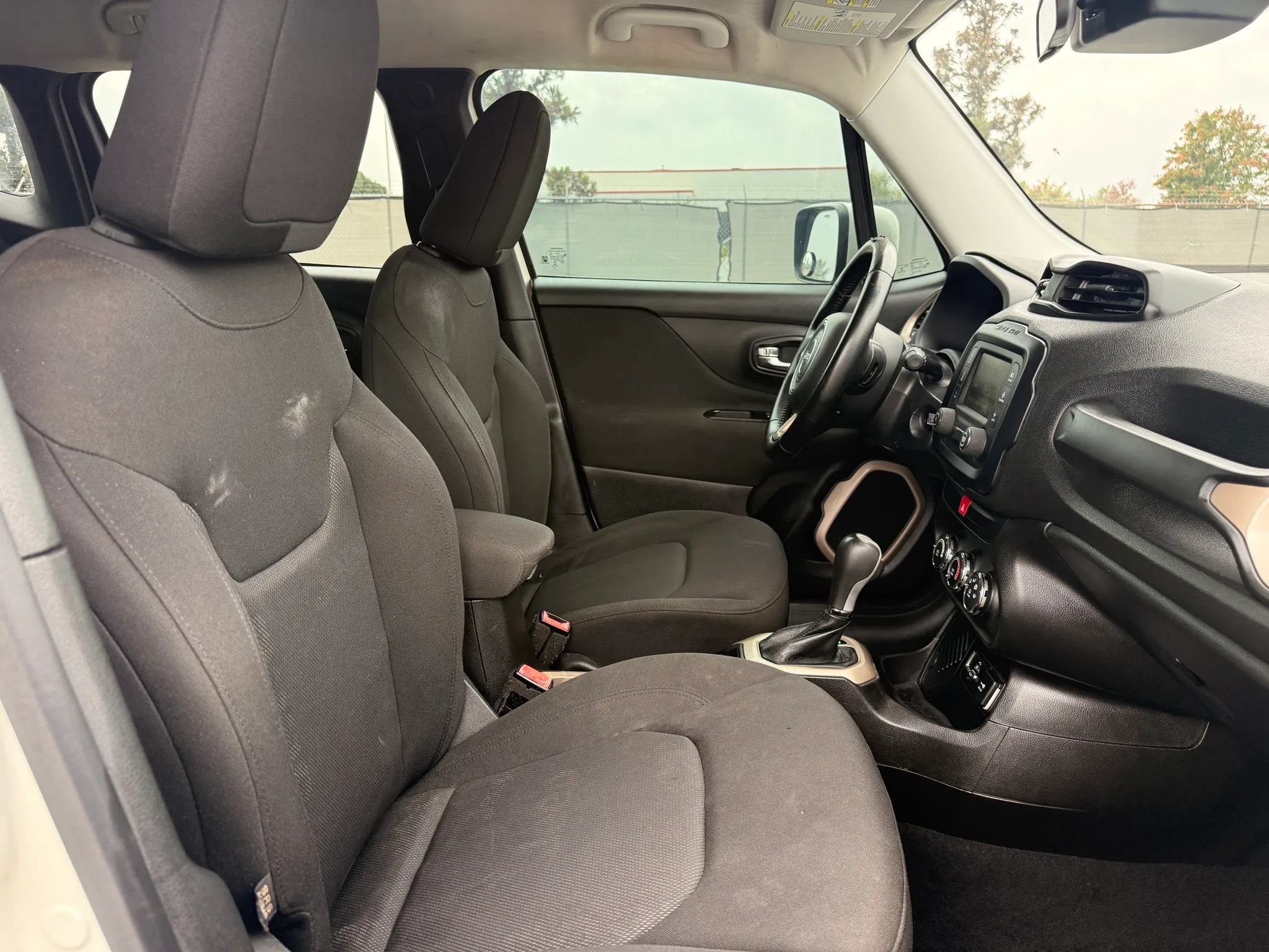 Used 2017 Jeep Renegade Latitude FWD image 18
