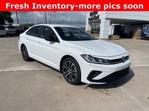 Used 2025 Volkswagen Jetta Sport image 2