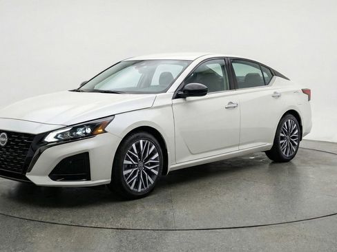 Used 2025 Nissan Altima 2.5 SV image 3