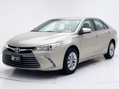 Used 2017 Toyota Camry LE FWD image 2
