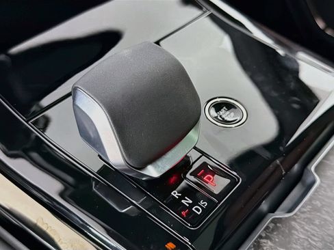 New 2026 Land Rover Range Rover Sport Dynamic SE AWD/4WD image 17