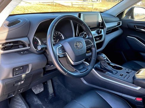 Used 2024 Toyota Highlander XLE image 12