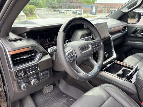 Used 2025 GMC Yukon Denali w/ Denali Reserve Package AWD/4WD image 18