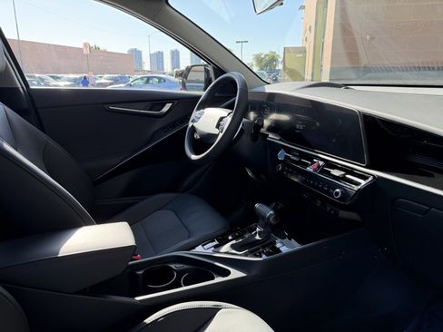 Used 2024 Kia Niro EX Touring image 37