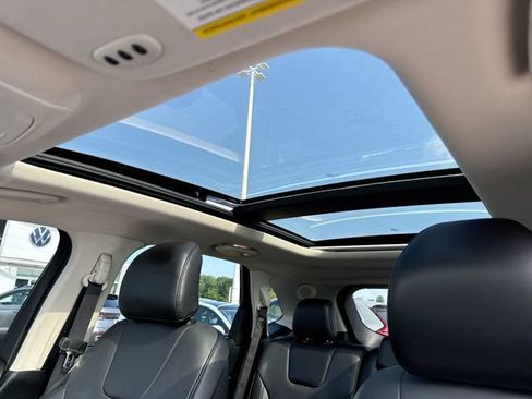 Used 2018 Ford Edge Titanium w/ Equipment Group 302A AWD/4WD image 19