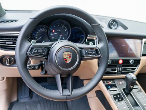 Certified 2025 Porsche Macan image 12