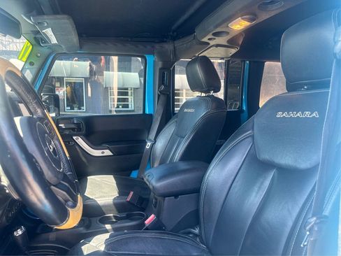 Used 2017 Jeep Wrangler Unlimited Sahara w/ Connectivity Group AWD/4WD image 9