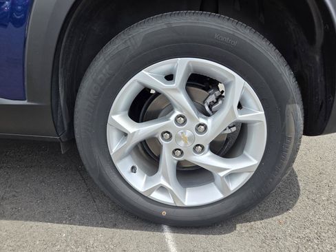 Used 2024 Chevrolet Trax LS w/ LS Convenience Package FWD image 9