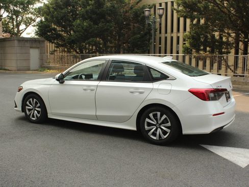 Used 2022 Honda Civic LX image 9