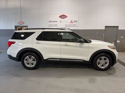 Used 2022 Ford Explorer XLT w/ Equipment Group 202A AWD/4WD image 2
