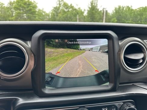 Used 2023 Jeep Gladiator Overland image 16