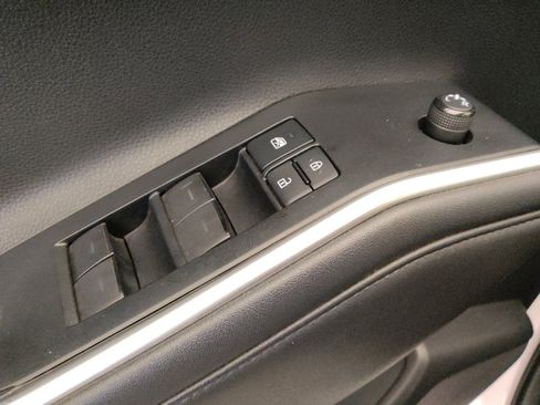 Used 2022 Toyota Highlander LE FWD image 27