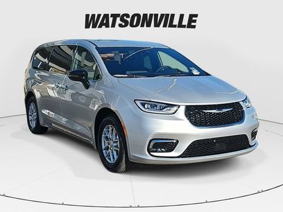 New 2026 Chrysler Pacifica Select