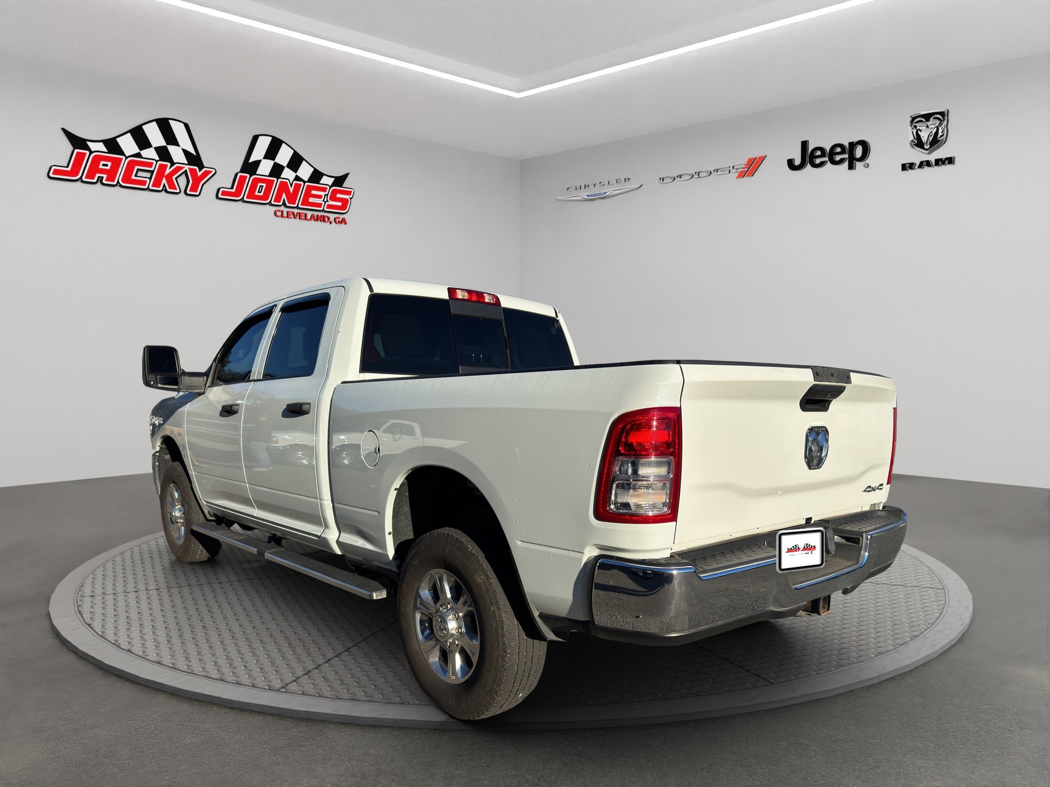 Used 2024 RAM 2500 Tradesman w/ Chrome Appearance Group AWD/4WD image 3
