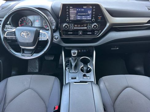 Used 2022 Toyota Highlander LE FWD image 16