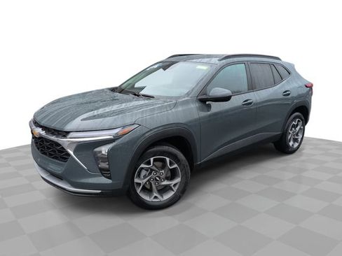 Certified 2025 Chevrolet Trax LT FWD image 1