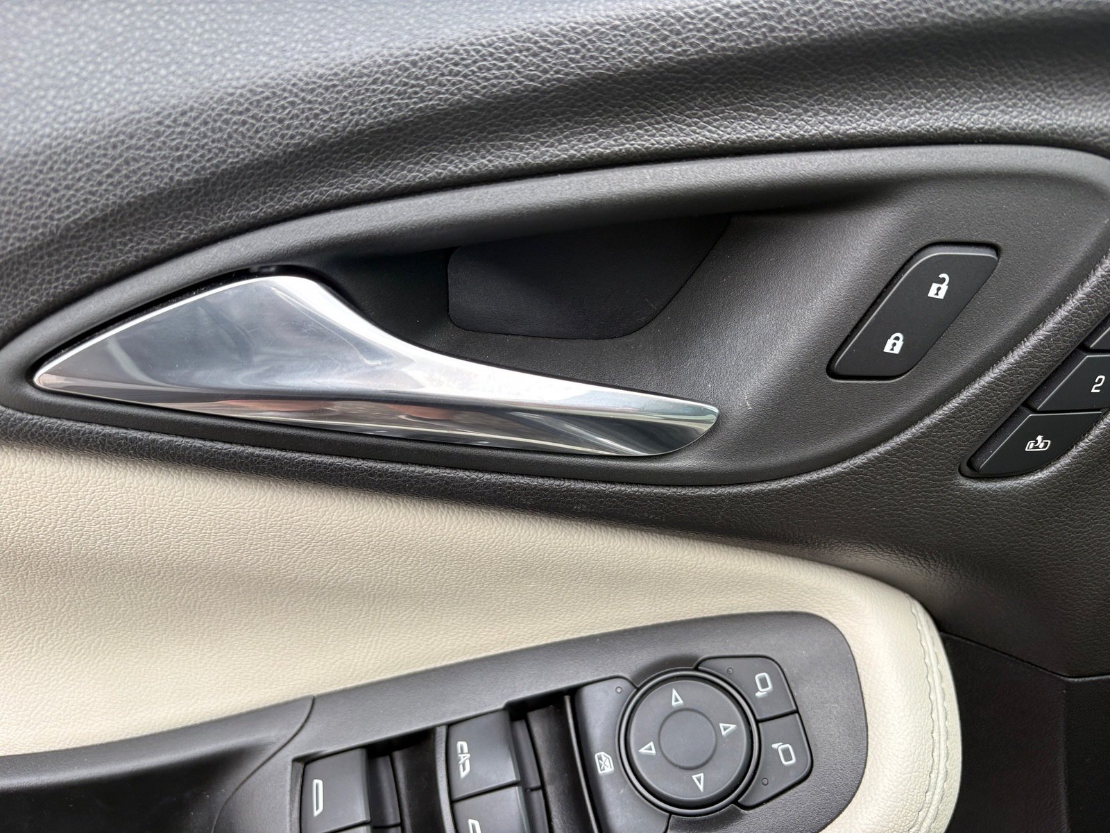 Used 2023 Buick Encore GX Essence w/ Experience Buick Package FWD image 17