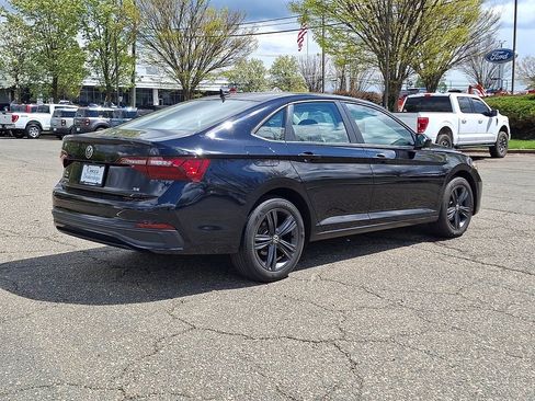 Used 2023 Volkswagen Jetta SE w/ Black Wheel Package image 9