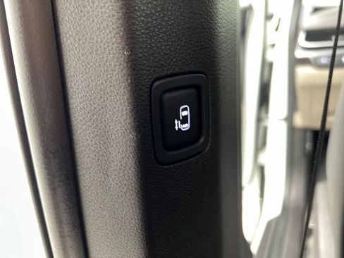 Used 2025 Kia Carnival FWD image 19