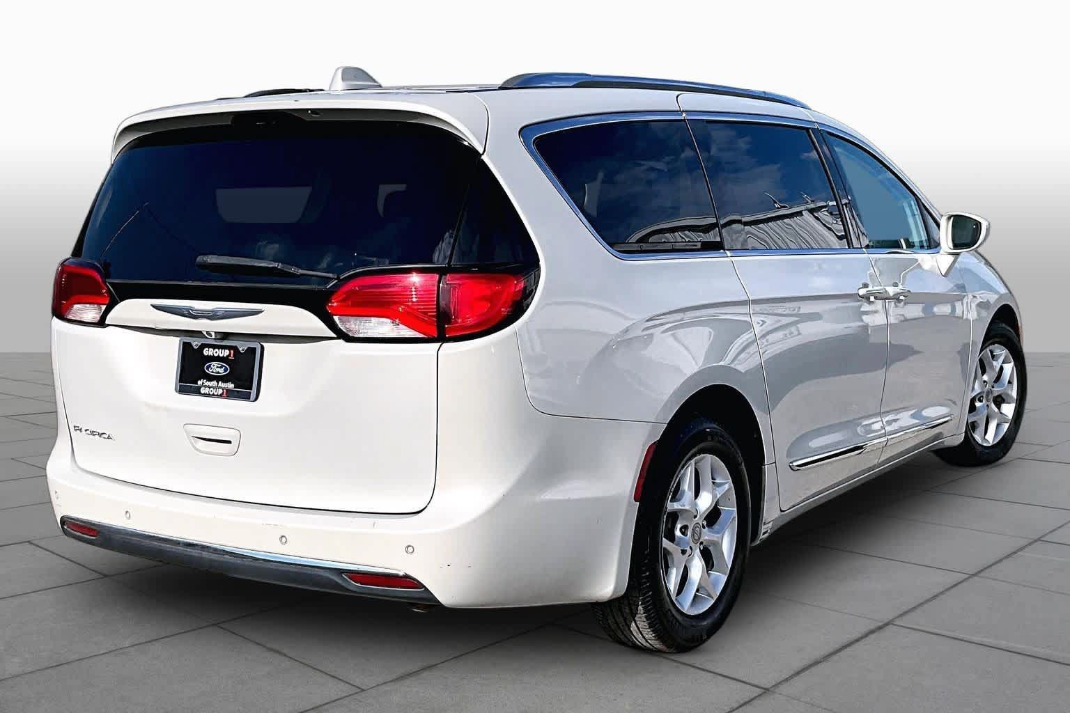 Used 2017 Chrysler Pacifica Touring-L Plus w/ Tire & Wheel Group FWD image 14
